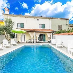 Holiday Olga With Pool &pet Friendly Ferienhaus Pula